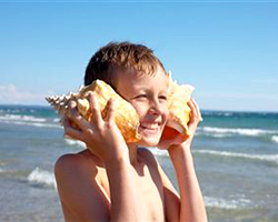 balovstvo-devchonok-golishom-podglyadival-pod-dveryu-poka-primeryalas